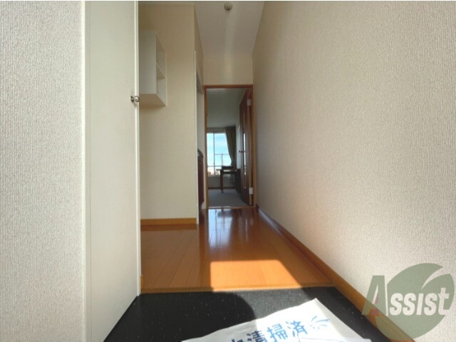 玄関　玄関から撮影しました。敷居が高くなくて安心ですね。