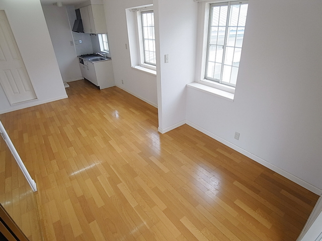 居室・リビング　明るい光が入り込むキレイな室内