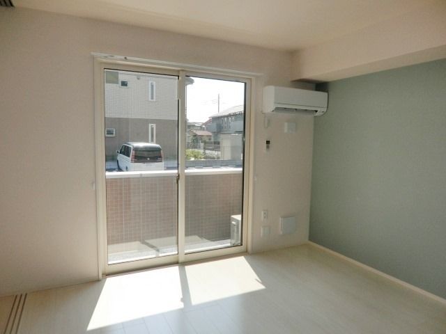 居室・リビング　窓も大きく明るいリビング