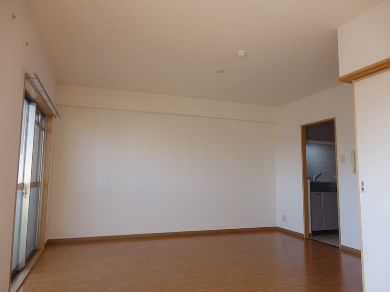 居室・リビング　天井も高く広いリビング