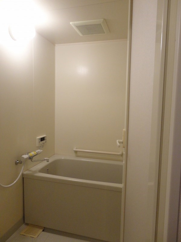 バス・シャワールーム　清潔にリフォーム済