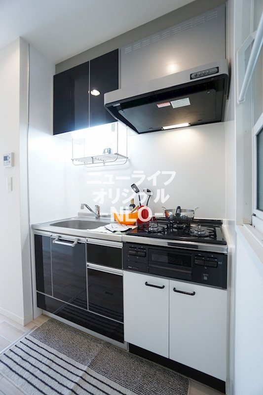キッチン　グリル付き３口コンロシステムでお料理も捗ります☆