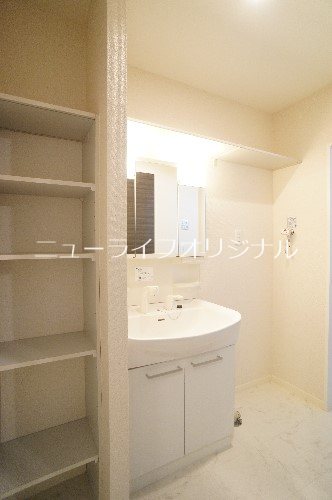 洗面設備　シャワー付き洗面台で忙しい朝でも楽に身支度が出来ます！