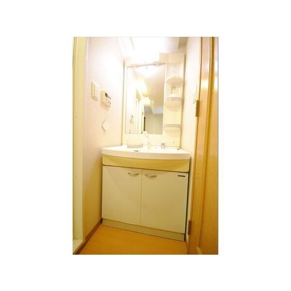 洗面設備　独立洗面台、小物を置くことができて便利です