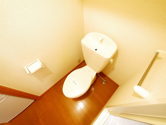 トイレ　落ち着いた色調のトイレです