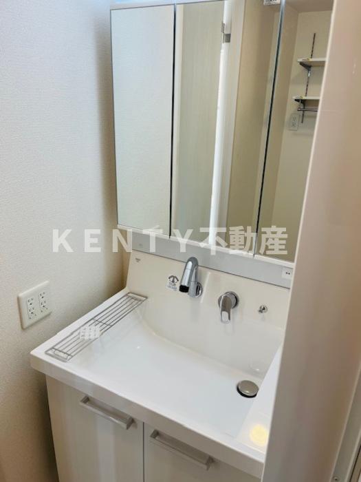 洗面設備　ゆったりとスペースのある洗面所