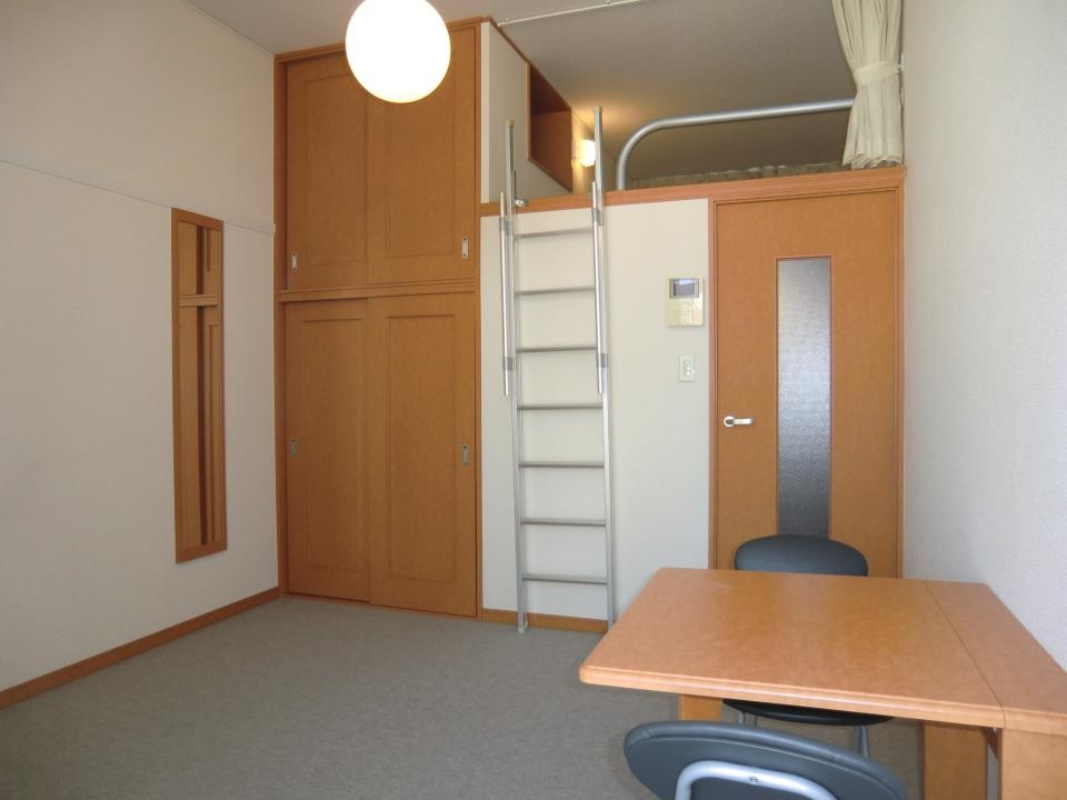レオパレスパティオ仁川の居間写真