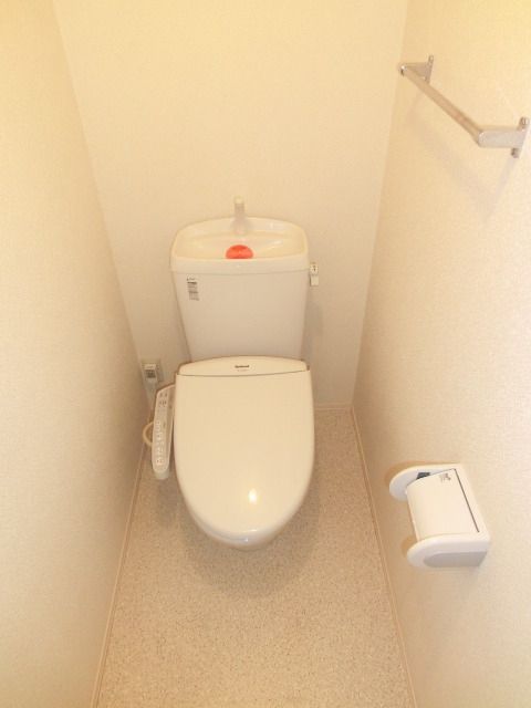 トイレ　清潔感のあるトイレルーム