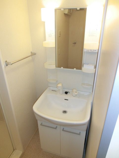 洗面設備　朝の支度に便利な独立洗面台