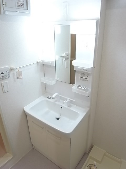洗面設備　明るい洗面所です