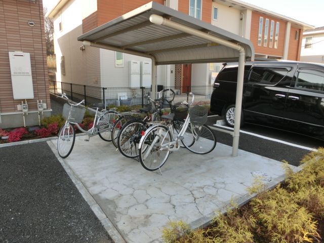 その他共有部分　屋根付きの駐輪場です。