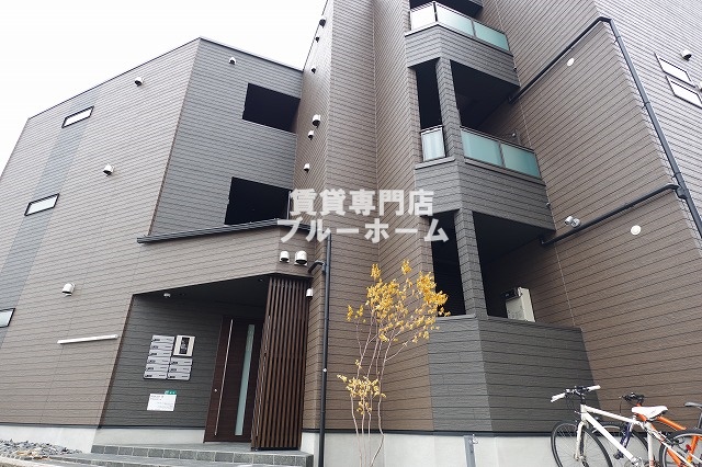 建物外観　木造３階建てのきれいな物件！