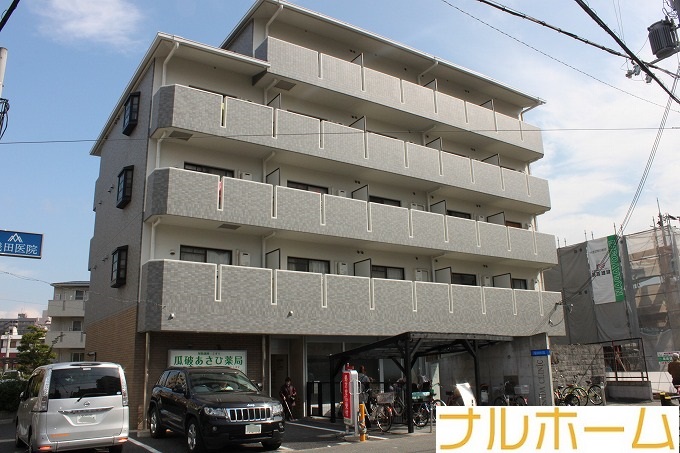 建物外観　ガッチリとしたマンションタイプです。