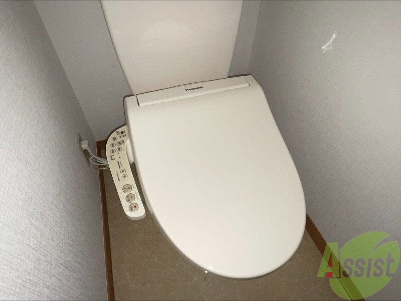 トイレ　トイレは温水洗浄便座になっておりこれが好きな方は多いですね。