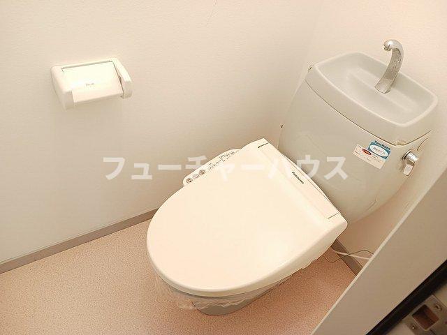 トイレ　落ち着いた色調のトイレです