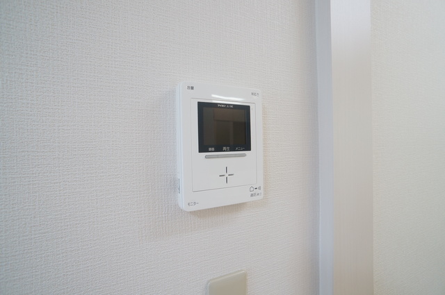 セキュリティ　来訪者の姿を確認できるＴＶモニター付インターホン設置済です！