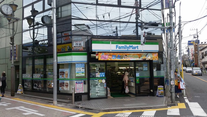 コンビニ　ファミリーマート（コンビニ）まで300m