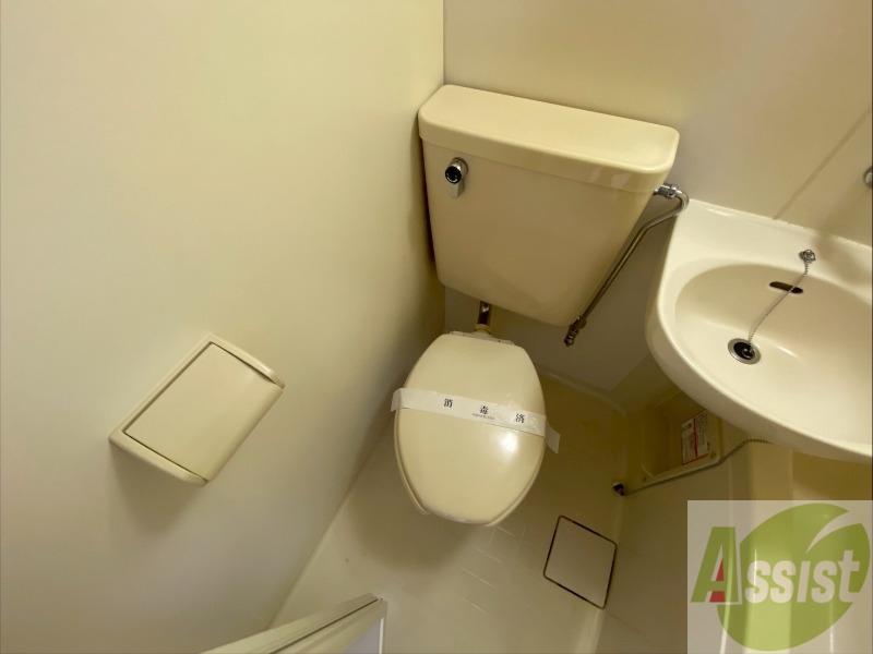 トイレ　ユニットバス内のトイレです。一人暮らしなら十分ですね。