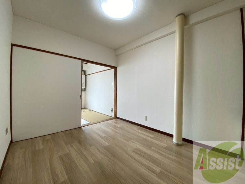 居室・リビング　木目のフローリングは落ち着きのある印象のお部屋になりますね。