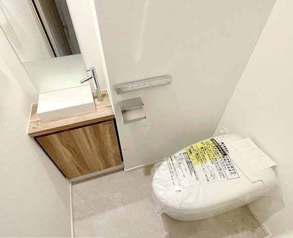 トイレ　落ち着いた色調のトイレです