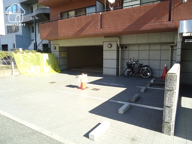 エントランス　エントランス前は広々としています