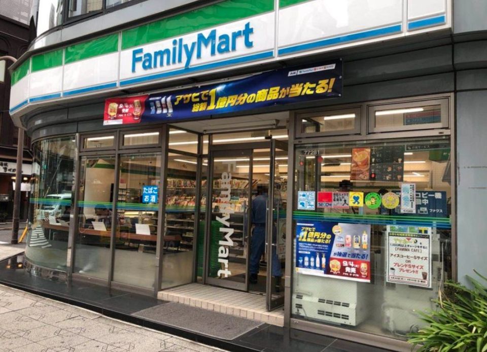 コンビニ　ファミリーマート 神田鍛冶町三丁目店（コンビニ）まで88m
