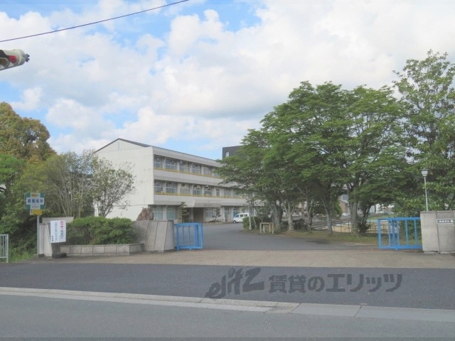 中学校　春日中学校（中学校）まで2100m
