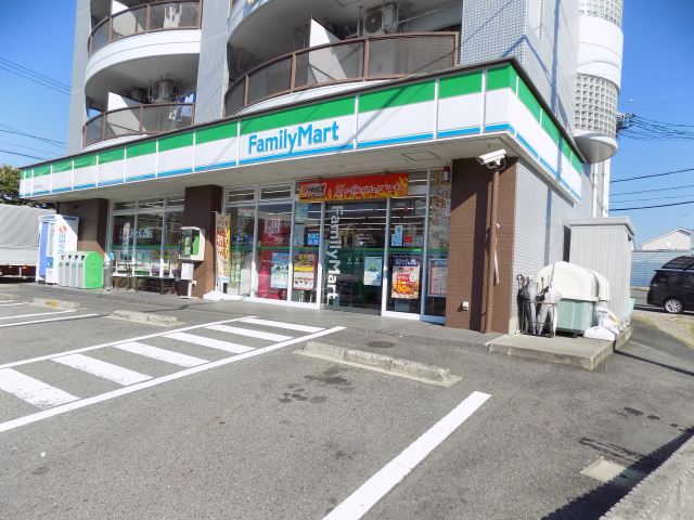 コンビニ　ファミリーマート（コンビニ）まで590m