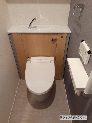 トイレ　落ち着いた色調のトイレです