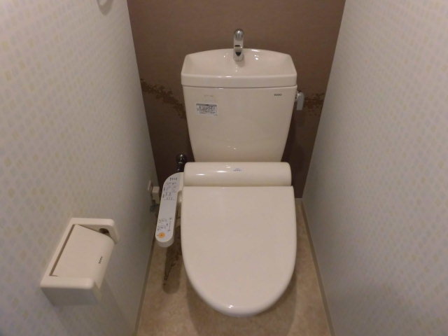 トイレ　ウォシュレット機能付きの清潔感のあるトイレです