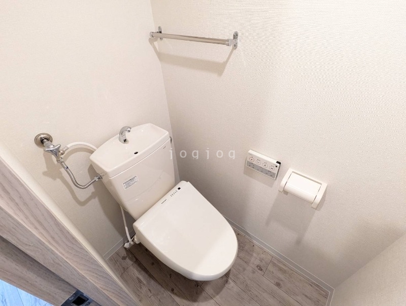 トイレ　嬉しい温水洗浄便座付きのトイレです。