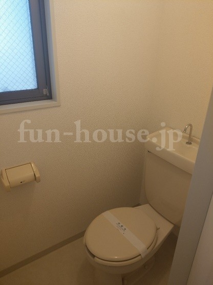 トイレ　トイレにも窓があり明るいです☆
