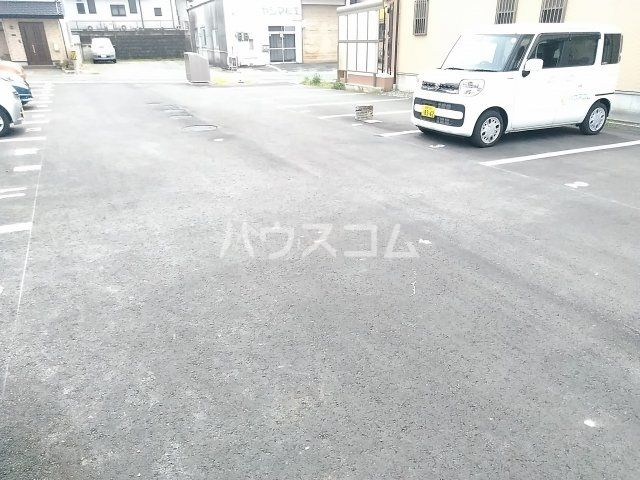 【セザンヌ飯村Ａの駐車場】