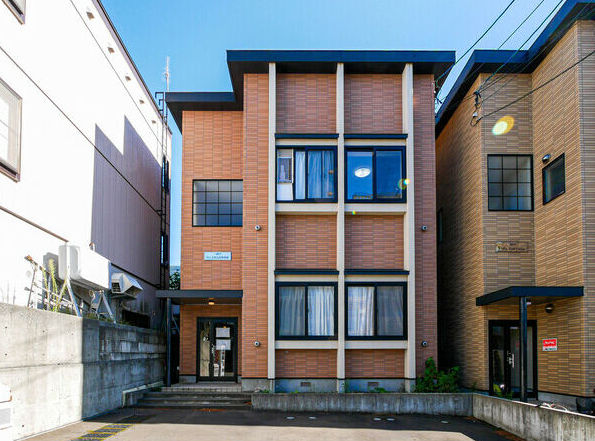 札幌市豊平区月寒西三条のアパートの建物外観