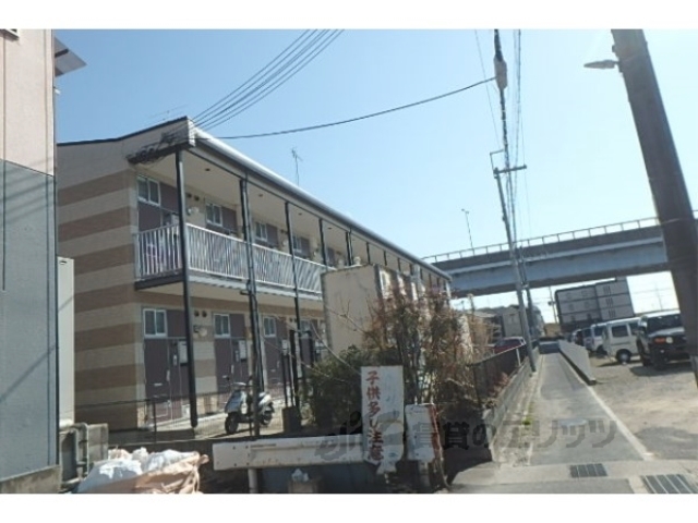 京都市伏見区羽束師鴨川町のアパートの建物外観
