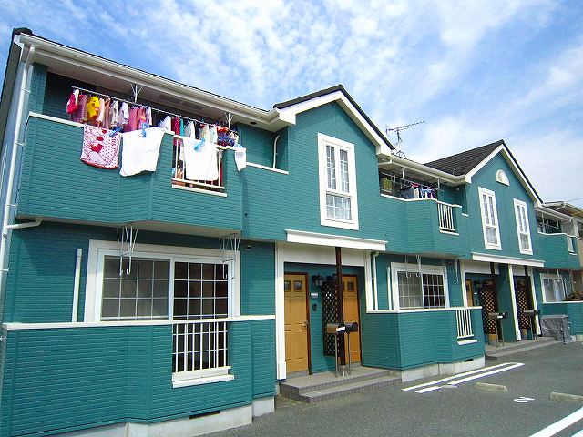 松阪市嬉野中川新町のアパートの建物外観
