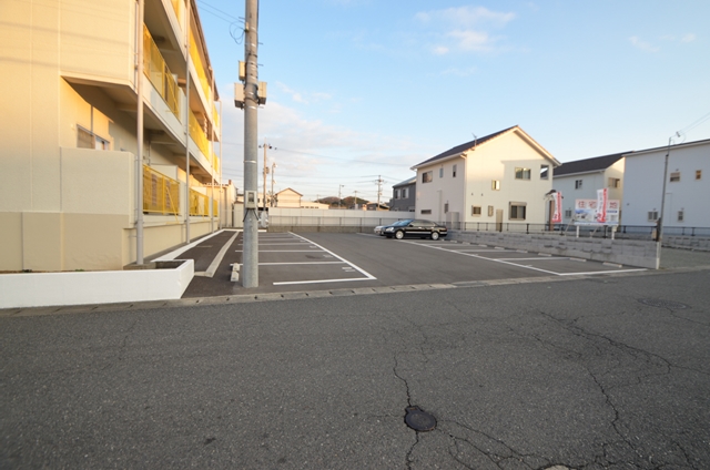 【姫路市白浜町宇佐崎北のマンションの駐車場】