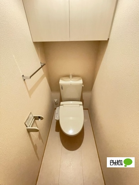 トイレ　温水洗浄便座です。