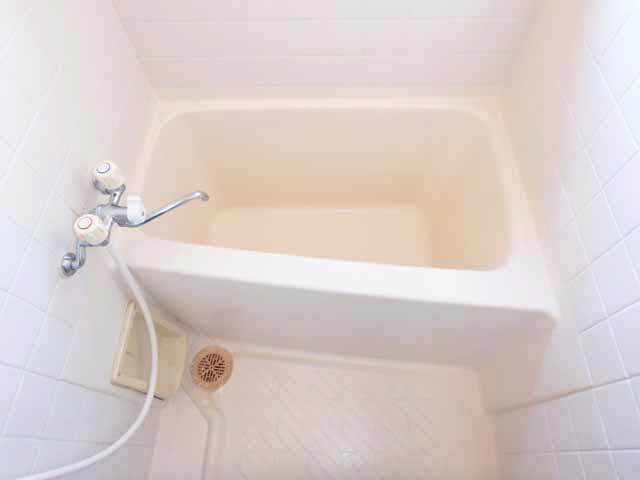 バス・シャワールーム　浴室には窓が付いており換気ができます♪