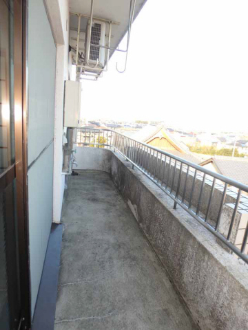 バルコニー　広めのバルコニーで洗濯もしやすいですね♪