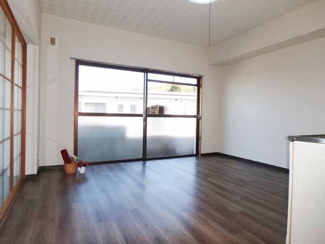 居室・リビング　開放感のある大きな窓がついています☆※家具は付きません