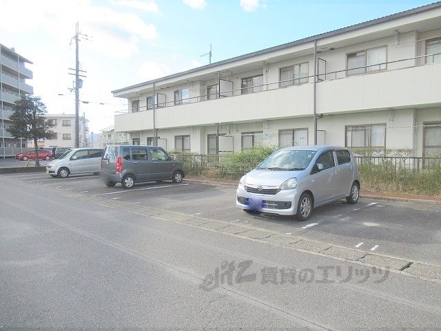 【甲賀市水口町東名坂のアパートの駐車場】