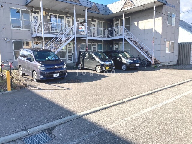 【クレセントヒルズの駐車場】