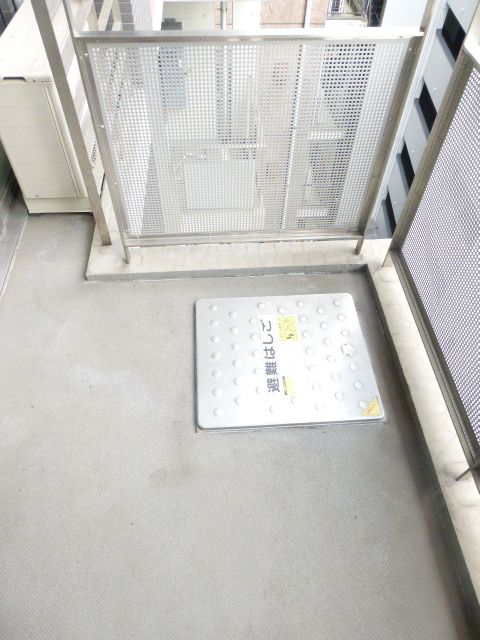 【港区麻布台のマンションのバルコニー】