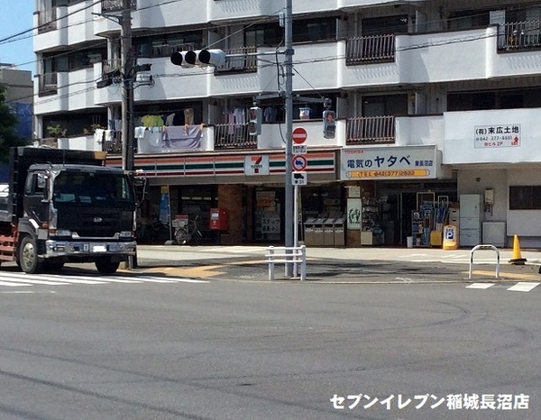 【稲城市東長沼のマンションのコンビニ】