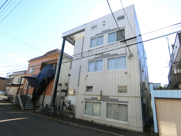 札幌市東区北十三条東のマンションの建物外観