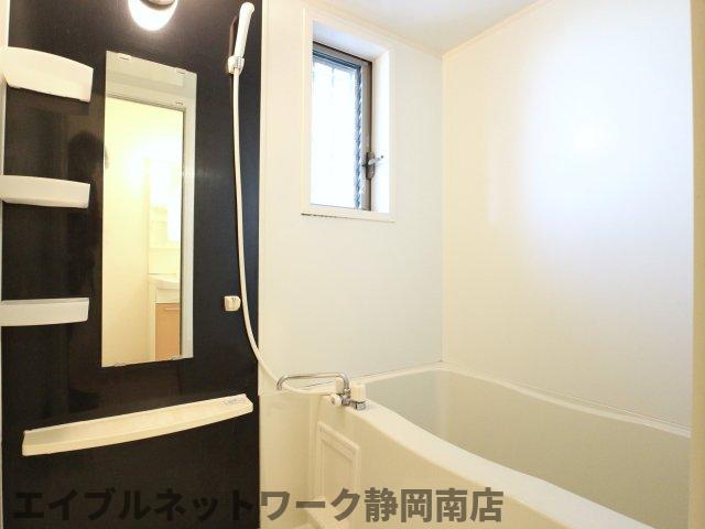 バス・シャワールーム　落ち着いた空間のお風呂です