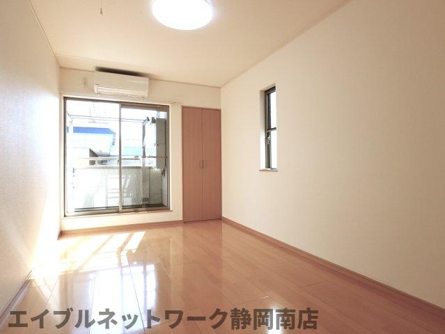 居室・リビング　こちらの居間で趣味の時間をお楽しみください