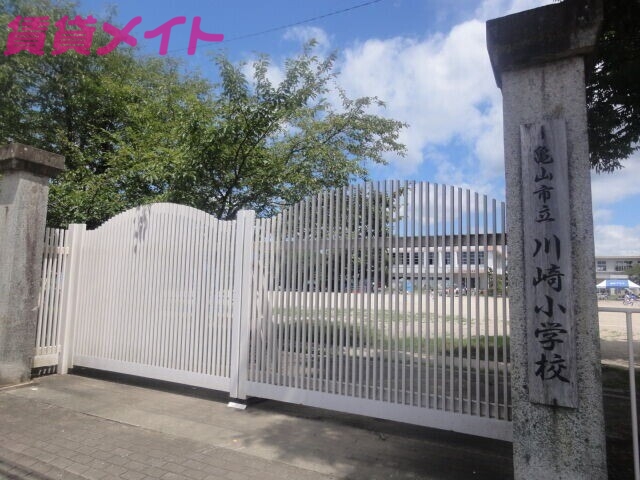 【亀山市長明寺町のマンションの小学校】