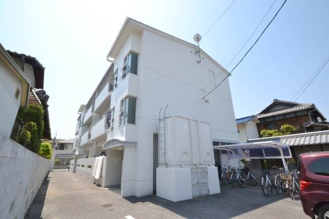 岡山市北区伊島町のマンションの建物外観